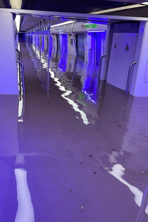 Một toa tàu điện ngầm ngập nước sau trận mưa lớn ở Trịnh Châu. Ảnh: Getty