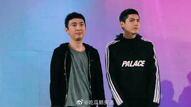Nhưng không ngờ khi người anh em Ngô Diệc Phàm gặp đại nạn, Vương Tư Thông cũng quay xe khét lẹt, lại còn xả khói vào mặt bạn mình. Nhưng không ngờ khi người anh em Ngô Diệc Phàm gặp đại nạn, Vương Tư Thông cũng quay xe khét lẹt, lại còn xả khói vào mặt bạn mình.