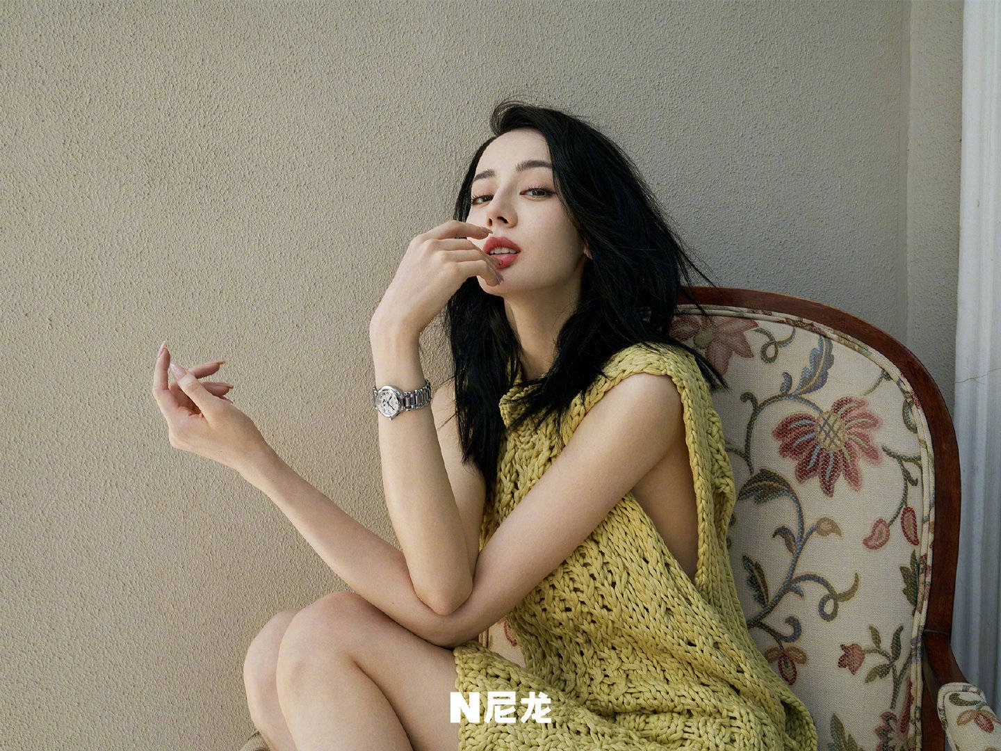 Địch Lệ Nhiệt Ba trễ nải, hững hờ thả thính trước giờ 'Em là niềm kiêu hãnh của anh' lên sóng 5 Địch Lệ Nhiệt Ba trễ nải, hững hờ thả thính trước giờ 'Em là niềm kiêu hãnh của anh' lên sóng 5