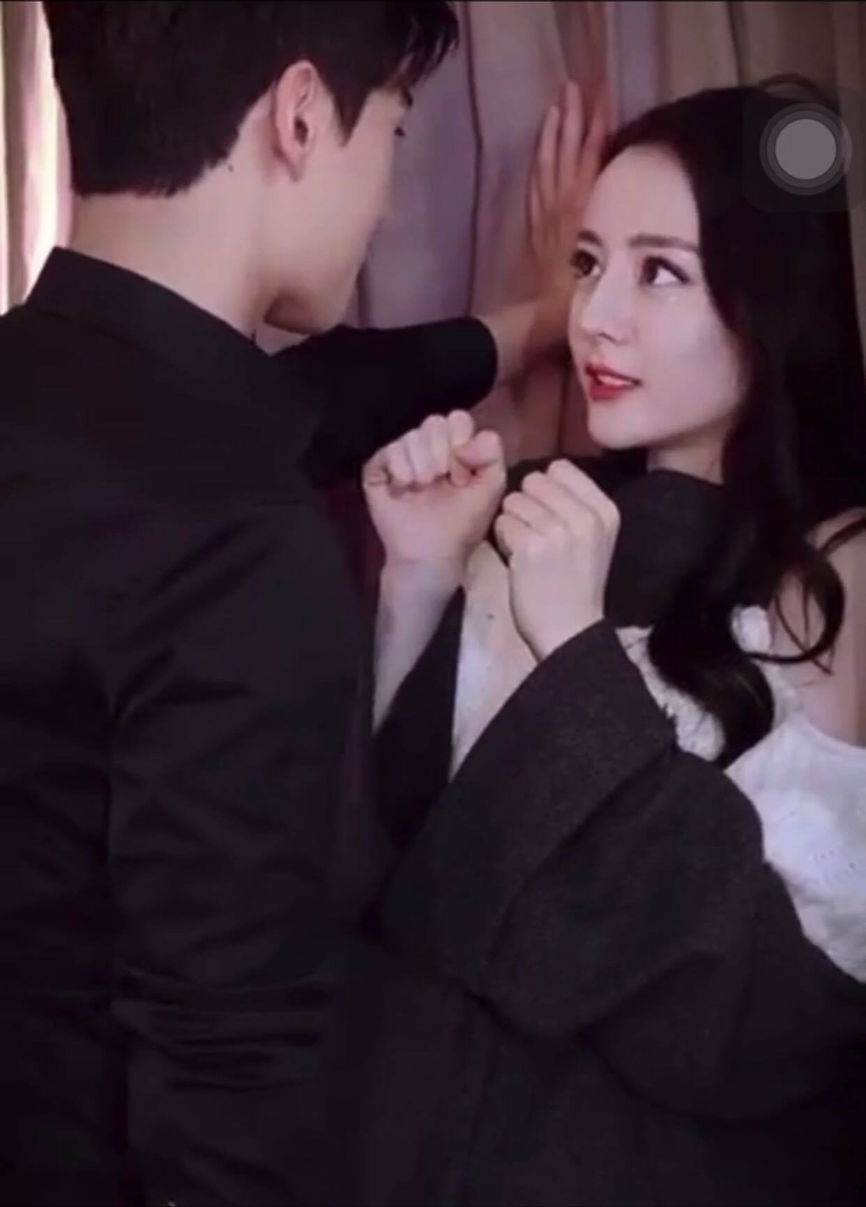 Địch Lệ Nhiệt Ba tung chiêu Kabedon, Dương Dương ngượng ngùng thụ sủng 1 Địch Lệ Nhiệt Ba tung chiêu Kabedon, Dương Dương ngượng ngùng thụ sủng 1