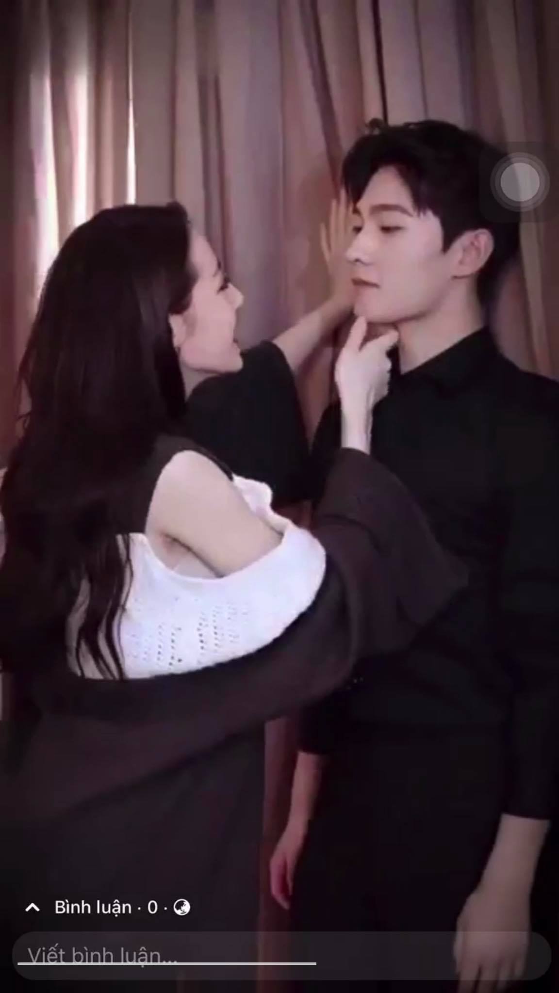 Địch Lệ Nhiệt Ba tung chiêu Kabedon, Dương Dương ngượng ngùng thụ sủng 2 Địch Lệ Nhiệt Ba tung chiêu Kabedon, Dương Dương ngượng ngùng thụ sủng 2