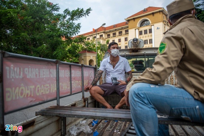 Trong 4 ngày thực hiện Chỉ thị 17 đã có hơn 800 trường hợp vi phạm. Ảnh: Zingnews Trong 4 ngày thực hiện Chỉ thị 17 đã có hơn 800 trường hợp vi phạm. Ảnh: Zingnews