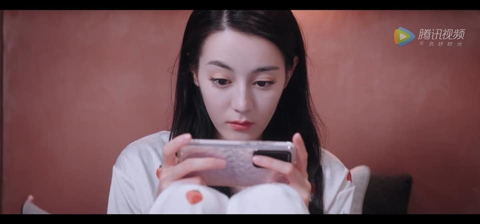 Cách Dương Dương xem điện thoại khiến fan cười ná thở: 'Y chang các cụ già U70' 2 Cách Dương Dương xem điện thoại khiến fan cười ná thở: 'Y chang các cụ già U70' 2