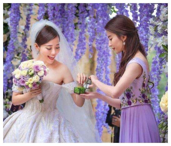 Trương Lương Dĩnh cũng đã ly hôn sau một năm về chung một nhà với quản lý Phùng Kha. Trương Lương Dĩnh cũng đã ly hôn sau một năm về chung một nhà với quản lý Phùng Kha.