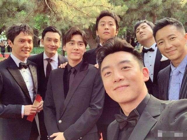 Mặc dù ngoại hình không nổi bật nhưng Shen Teng luôn có thể chiếm được spotlight giữa đám đông, kể cả xung quanh là những nam nghệ sĩ điển trai.