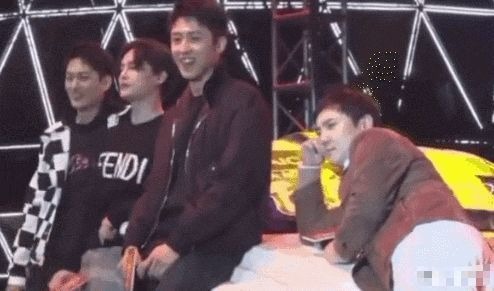 Các diễn viên khác đều ngồi trên xe, chỉ Shen Teng tạo tư thế đặc biệt, mang lại tiếng cười cho khán giả.