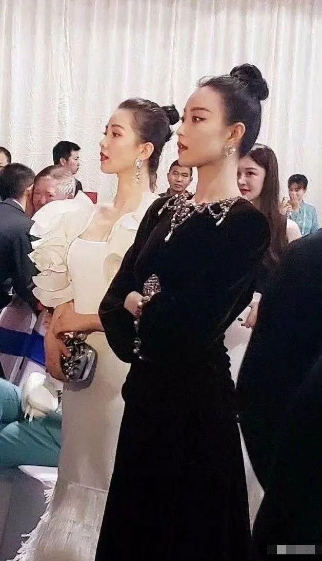 Trong bức ảnh Lưu Thi Thi chụp cùng Nghê Ni này, 2 người để kiểu tóc giống nhau, một người mặc váy trắng, người kia váy đen, cần cổ ngẩng cao vô cùng hoàn hảo. Hai người thực sự một 9 một 10.