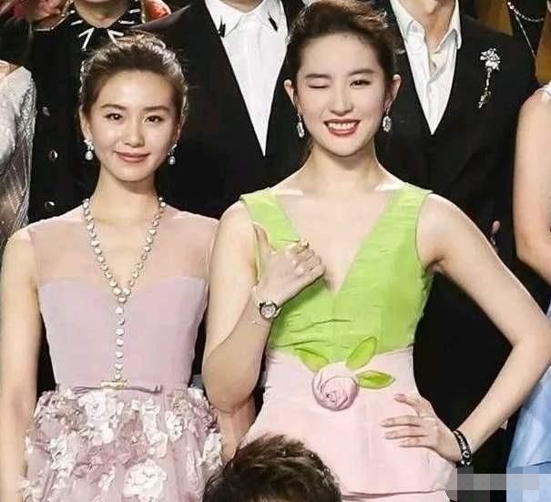 Tuy nhiên, Lưu Thi Thi không phải lúc nào cũng giành chiến thắng. Chẳng hạn như trong lần chụp cùng thần tiên tỉ tỉ Lưu Diệc Phi này. Làn da trắng nõn và nụ cười ngọt ngào của Lưu Diệc Phi đã thu hút sự chú ý của mọi người.