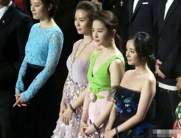 Các nghệ sĩ nữ khi chụp ảnh nhóm thì màu da vô cùng quan trọng. Nhìn ảnh này xem, Dương Mịch hơi lùn và màu da không trắng bằng những người đẹp còn lại nên không thể nổi bằng họ.