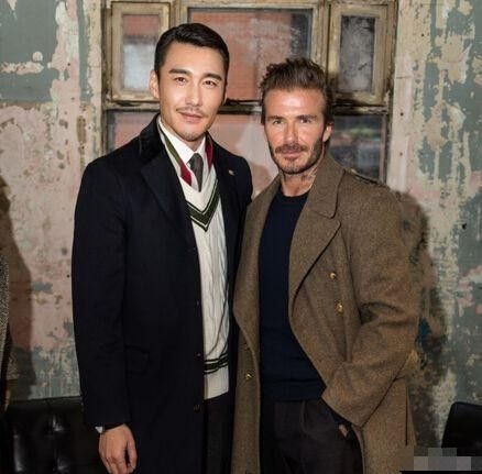 Hồ Bình là một cao thủ ăn ảnh trong giới sao nam Hoa ngữ. Anh gần như chưa bao giờ thất bại, kể cả khi đứng cạnh danh thủ Beckham. Dù đã gần ngũ tuần nhưng Hồ Bình luôn hút hồn, dáng người cao ráo, thẳng tắp.