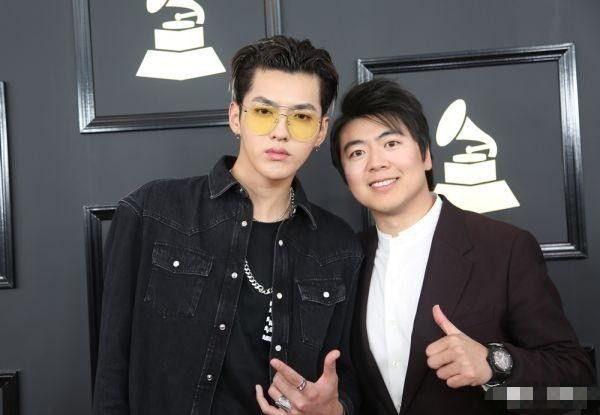 Ngô Diệc Phàm cao ráo, ăn mặc sành điệu nên cũng luôn chiếm ưu thế khi chụp ảnh.