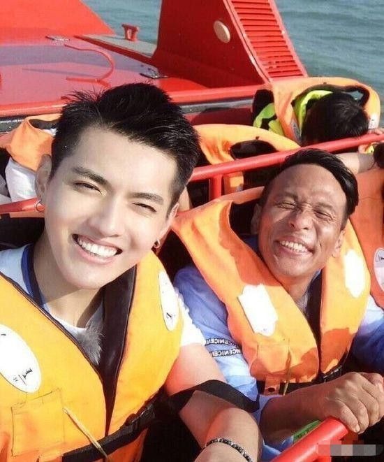 Trong ảnh chụp cùng Song Xiaobao này, chúng ta có thể thấy sự đối lập giữa 2 người. Ngô Diệc Phàm cười tỏa nắng, Song Xiaobao trông như một ông chú mặc dù mới có 39 tuổi.