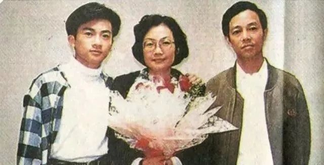 Ngũ A Ca Tô Hữu Bằng: Dành cả đời hàn gắn cho bố mẹ, U50 vẫn lẻ bóng một mình 2 Ngũ A Ca Tô Hữu Bằng: Dành cả đời hàn gắn cho bố mẹ, U50 vẫn lẻ bóng một mình 2