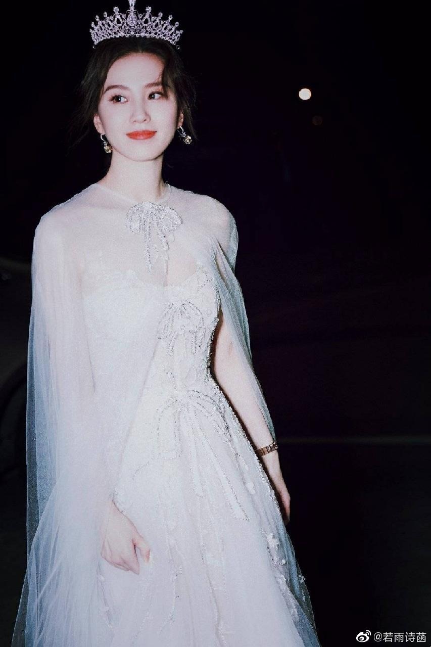 Trong bộ đầm công chúa này, Lưu Thi Thi vừa xinh đẹp nhẹ nhàng, vừa sang chảnh, quý phái.