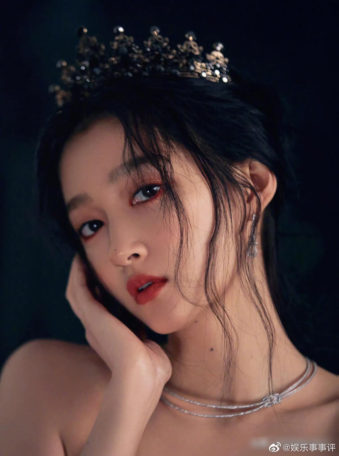 Cả chiếc vương miện và bộ váy đen đều khiến Quan Hiểu Đồng trở nên quyến rũ và bí ẩn. Thế nhưng không thể phủ nhận gương mặt mỹ nhân lại khá ngây thơ, trong trẻo.