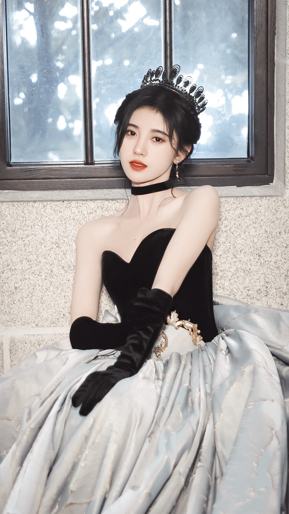 Chiếc vương miện độc đáo là nổi bật nhan sắc của Cúc Tịch Y. Cô nàng không hổ danh mỹ nữ 4.000 năm.