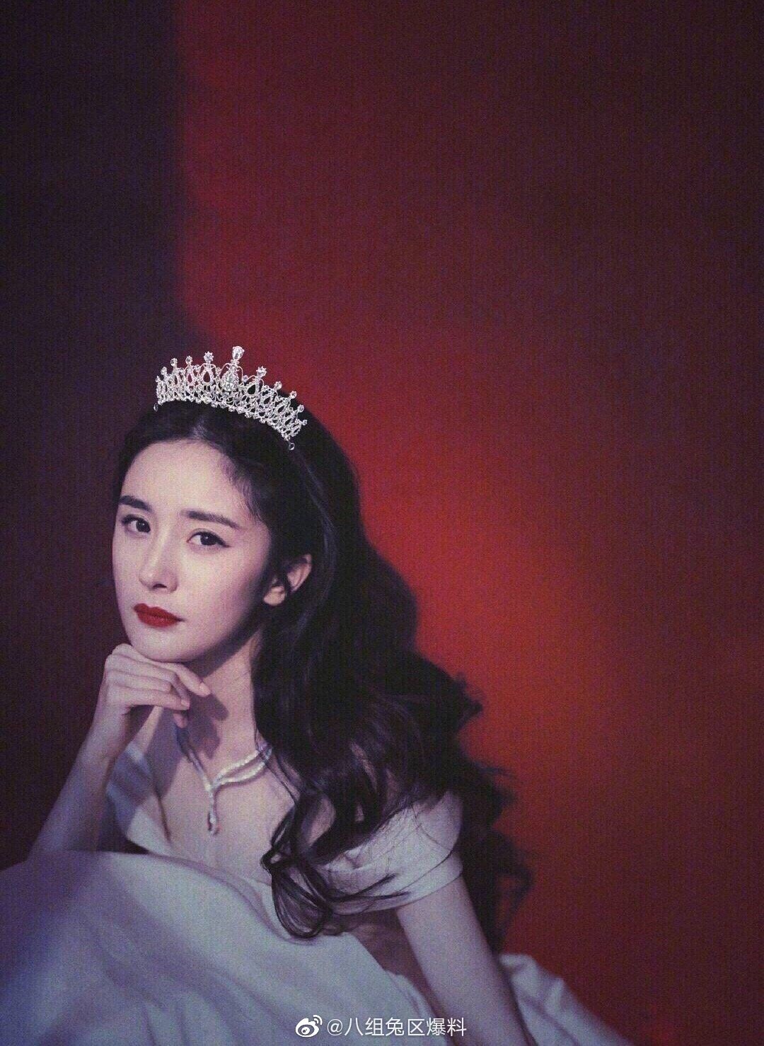 Nhiều người qua đường cho rằng Dương Mịch có vẻ không hợp chiếc vương miện này. Fan cô nàng thì tin 'Mịch tỷ hợp với vương miện nữ hoàng hơn'.