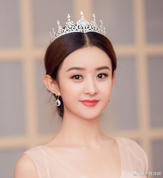 Đội chiếc vương miện này lên, Triệu Lệ Dĩnh tựa như công chúa trong trẻo, ngây thơ.