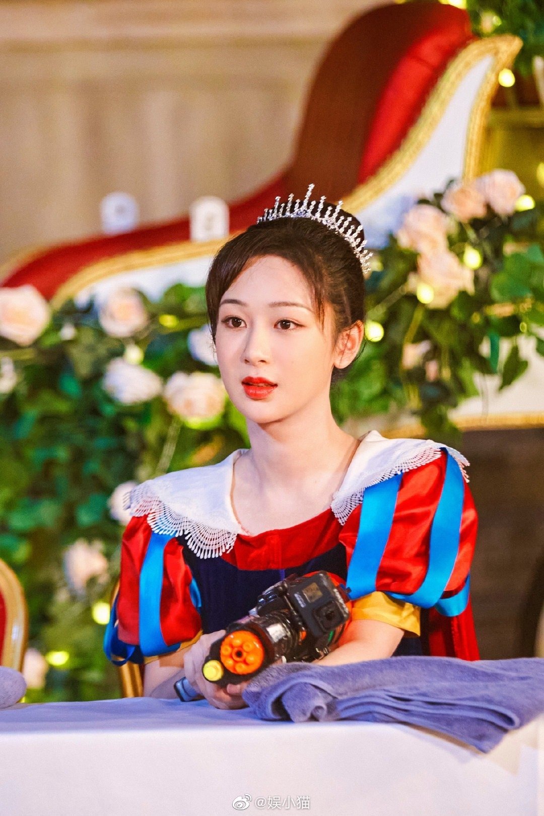 Dương Tử trong tạo hình công chúa Bạch Tuyết. Giữa dàn mỹ nhân mặc đồ dạ hội tựa nữ hoàng thì Dương Tử đúng là một điểm nhấn.