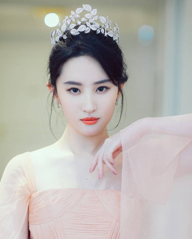 Vẻ đẹp của Lưu Diệc Phi chưa bao giờ làm fan thất vọng. Cô có khí chất tiểu thư, không cần gồng vẫn sang.