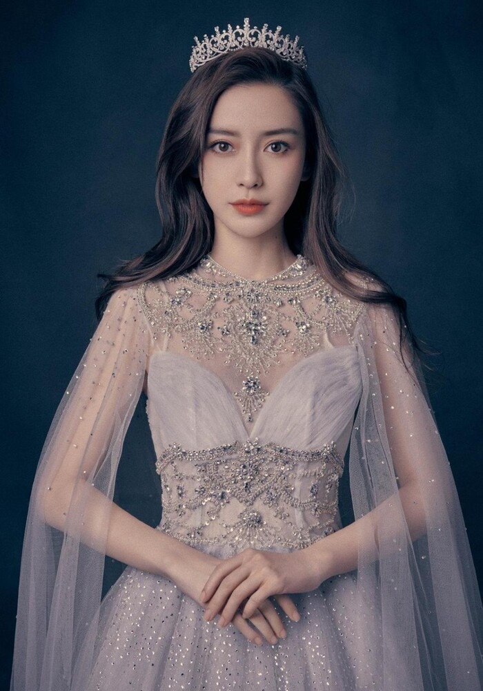 Nhan sắc Angela Baby không có gì phải bàn cãi. Đội vương miện, khoác lên mình bộ váy công chúa này cô thực sự khí chất.