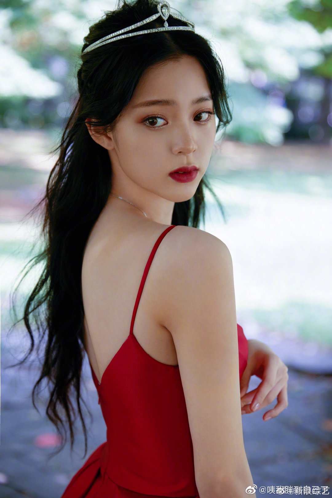 Chiếc vương miện giản dị cùng bộ váy đỏ biến Âu Dương Na Na thành nàng tiểu công chúa vừa trẻ trung, vưa cuốn hút.