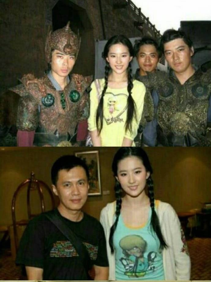 Thời Lưu Diệc Phi còn tết bím giản dị này. Ngay cả trang phục cũng giống như một cô nữ sinh từ quê ra tỉnh. Thế nhưng các bạn có công nhận gương mặt nữ diễn viên vẫn rất sáng không?