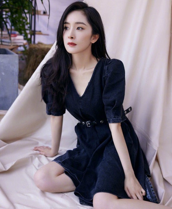 Dương Mịch nũng nịu khoe đôi chân cực phẩm, tiết lộ lịch trình tháng 8 Dương Mịch nũng nịu khoe đôi chân cực phẩm, tiết lộ lịch trình tháng 8