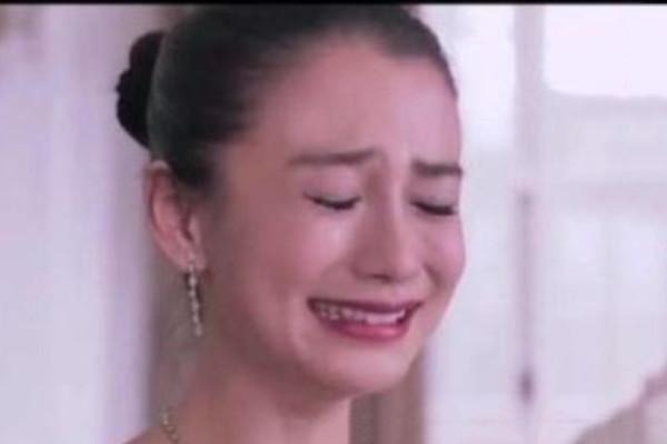 Cuối cùng là cảnh khóc của Angela Baby. Cô phải dùng đến nước nhỏ mắt mới diễn được cảnh này. Cuối cùng là cảnh khóc của Angela Baby. Cô phải dùng đến nước nhỏ mắt mới diễn được cảnh này.