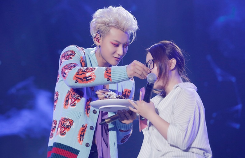 Fan Hoàng Tử Thao khiến idol nở mày nở mặt, chẳng như 'ai kia' tẩu hỏa nhập ma 7 Fan Hoàng Tử Thao khiến idol nở mày nở mặt, chẳng như 'ai kia' tẩu hỏa nhập ma 7
