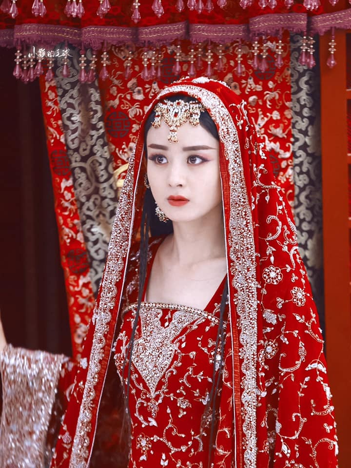 Một bộ trang phục tân nương độc đáo nữa của Triệu Lệ Dĩnh. Khác với 2 bộ trên, bộ váy này khiến cô nàng bí ẩn và quyến rũ hơn nhiều.