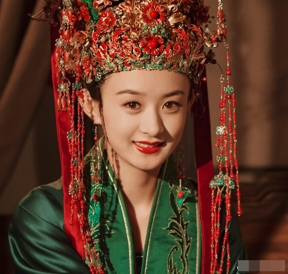 Hình tượng tân nương của Triệu Lệ Dĩnh trong Minh Lan Truyện. Trang phục có màu đỏ, xanh khá bắt mắt và mới lạ.