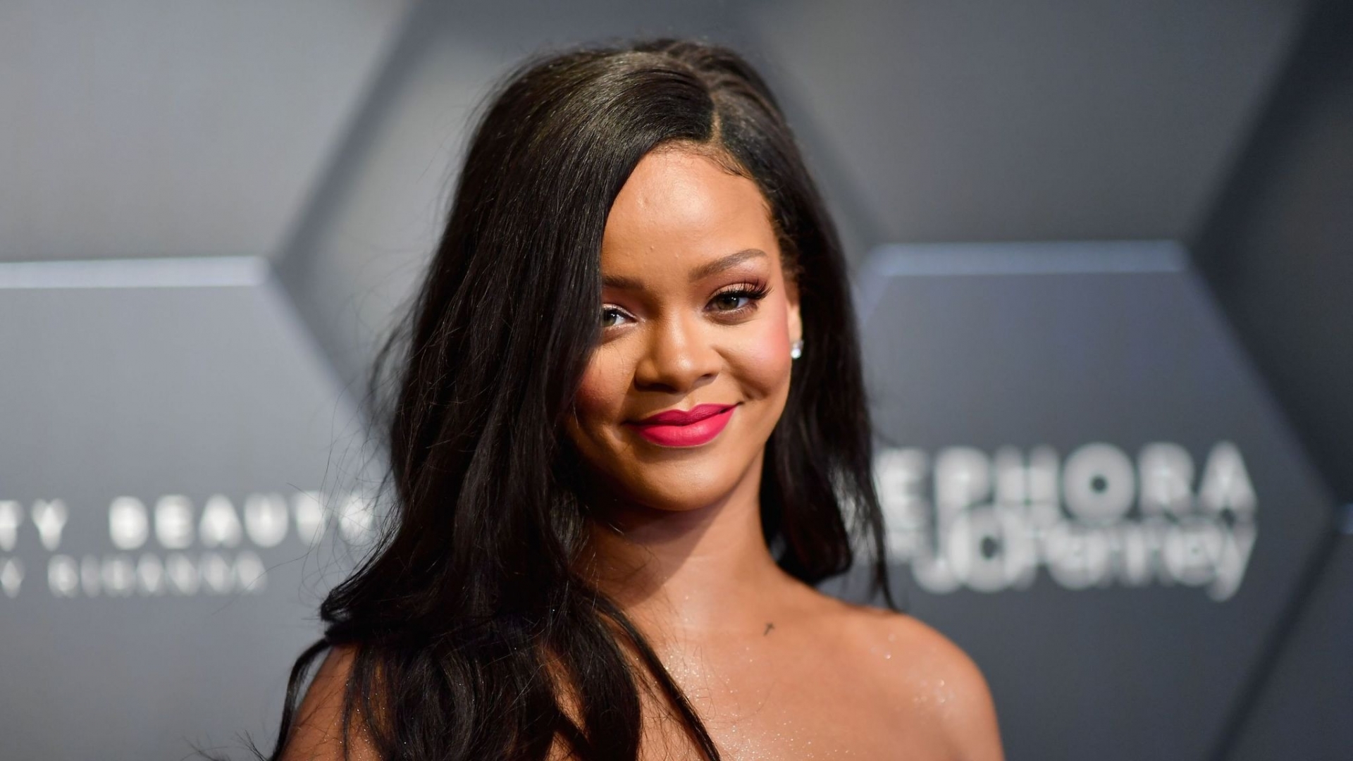 Rihanna trở thành nữ ca sĩ giàu nhất thế giới 4 Rihanna trở thành nữ ca sĩ giàu nhất thế giới 4