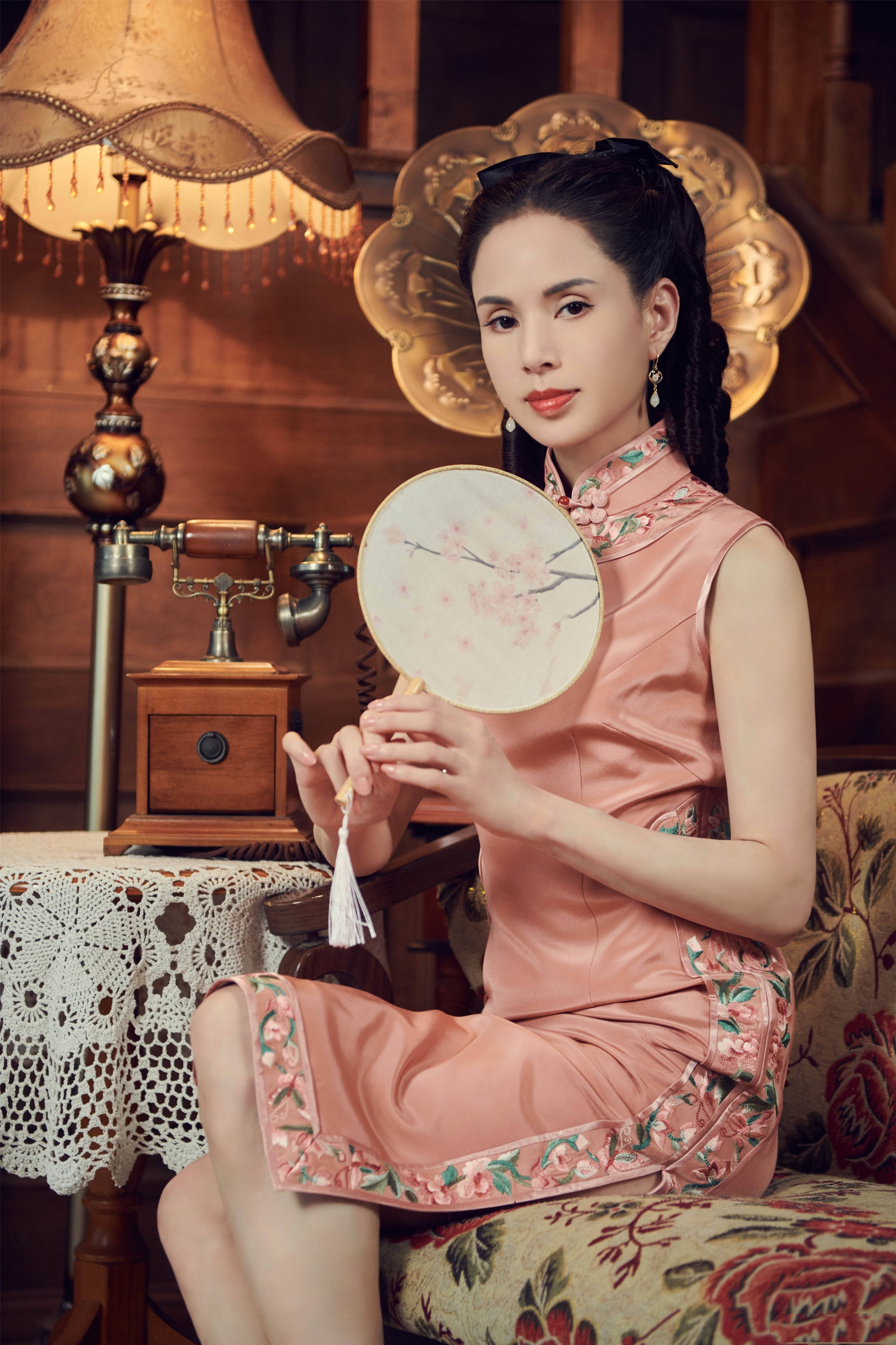 Mới đây, 'Cô Cô' Lý Nhược Đồng đã đăng một số bức ảnh cô mặc sườn xám vô cùng quý phái, thanh lịch, khoe trọn vóc dáng tuyệt đẹp ở tuổi 54.