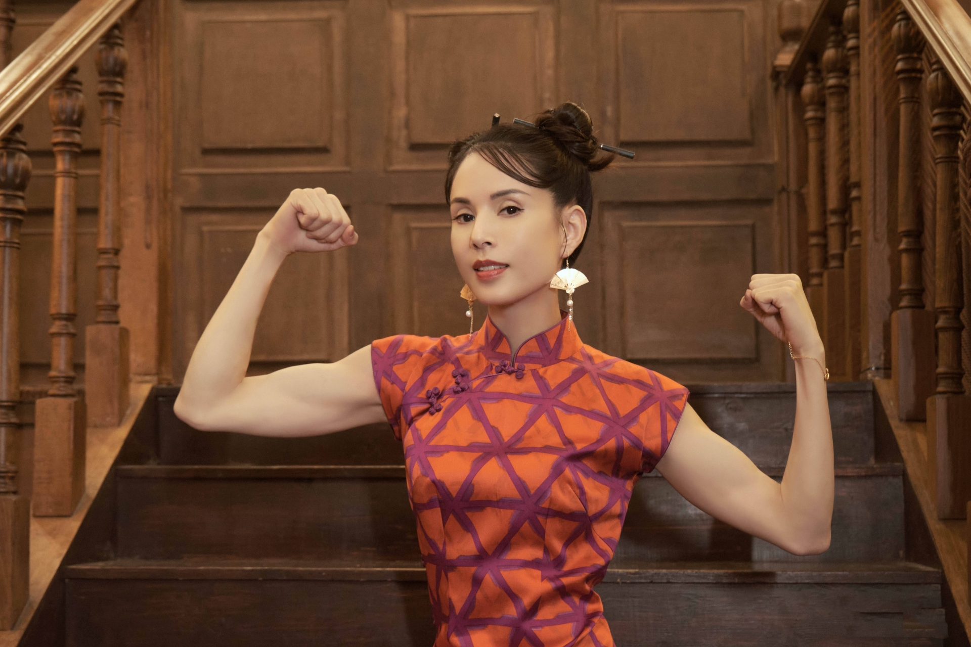 Làm động tác gồng tay, nàng Tiểu Long Nữ vừa khoe được cơ bắp, vừa dễ thương lại mạnh mẽ.