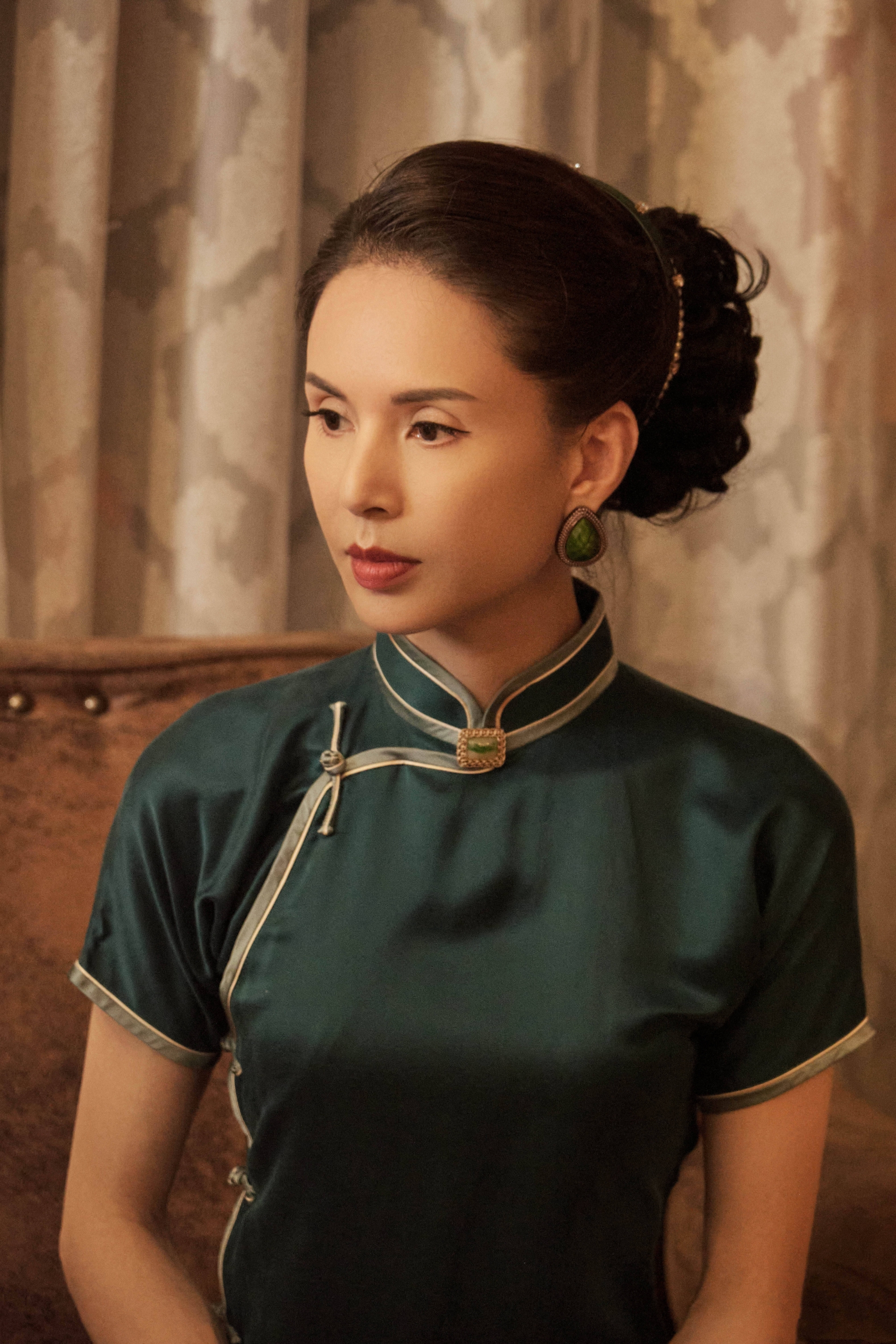 Còn với bộ sườn xám xanh này, nữ diễn viên Thần Điêu Hiệp Lữ khí chất hoàn hảo vô cùng.