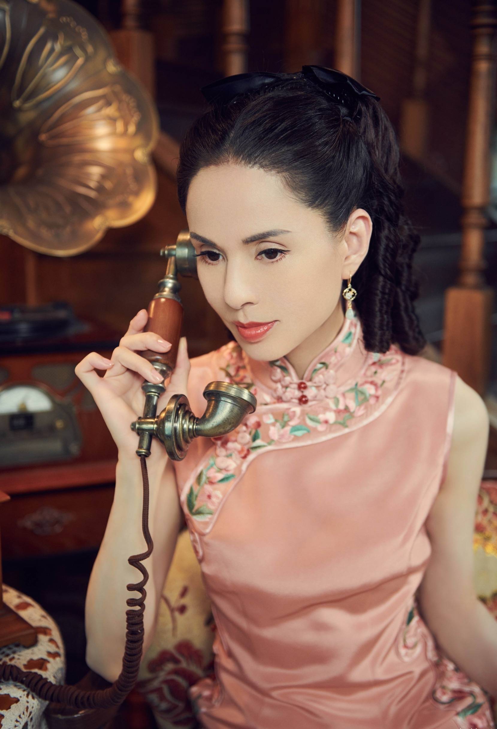 Mặc sườn xám hồng, cầm điện thoại trên tay chiếc điện thoại cổ điện, bức ảnh càng thêm nhuốm màu hoài cổ.