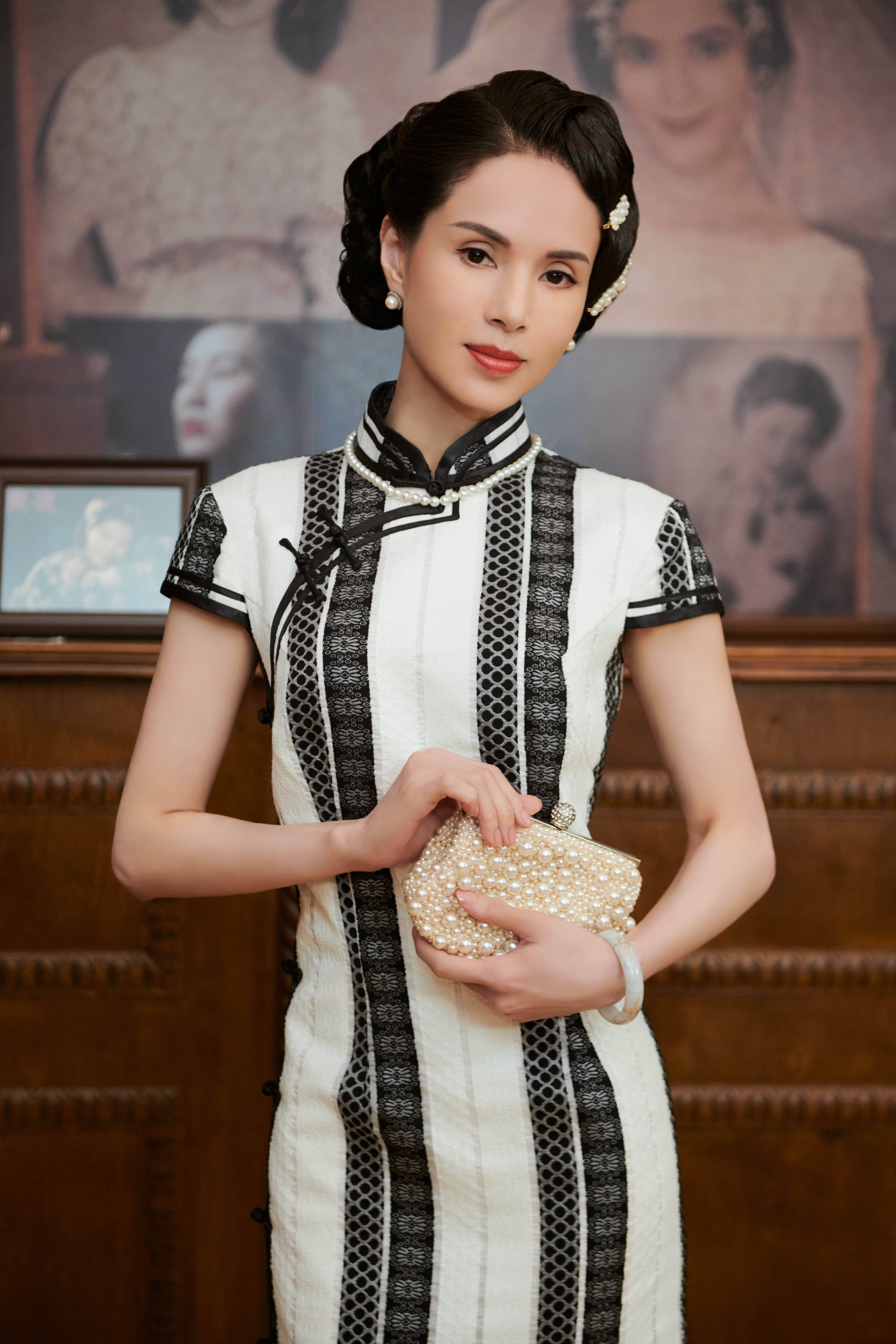 Bộ sườn xám trắng đen khiến nữ diễn viên trông quyến rũ và trang nhã.