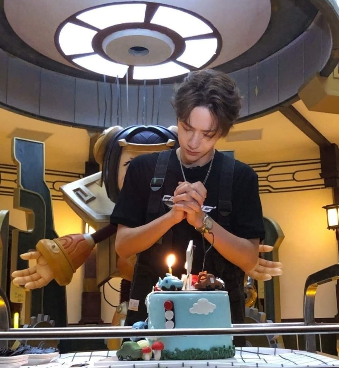Vương Nhất Bác nhận quà sinh nhật siêu 'khủng' từ nhà Redmi 3
