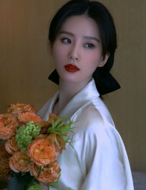 Mái tóc dài làm nên thương hiệu của Lưu Thi Thi. Mái tóc dài làm nên thương hiệu của Lưu Thi Thi.