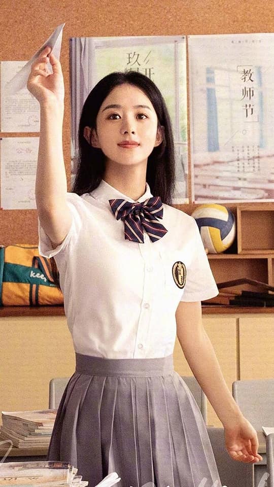Triệu Lệ Dĩnh nể mặt Tạ Na cưa sừng làm nghé, netizen bỉ bôi 'không ra nét nữ sinh cấp 3' Triệu Lệ Dĩnh nể mặt Tạ Na cưa sừng làm nghé, netizen bỉ bôi 'không ra nét nữ sinh cấp 3'