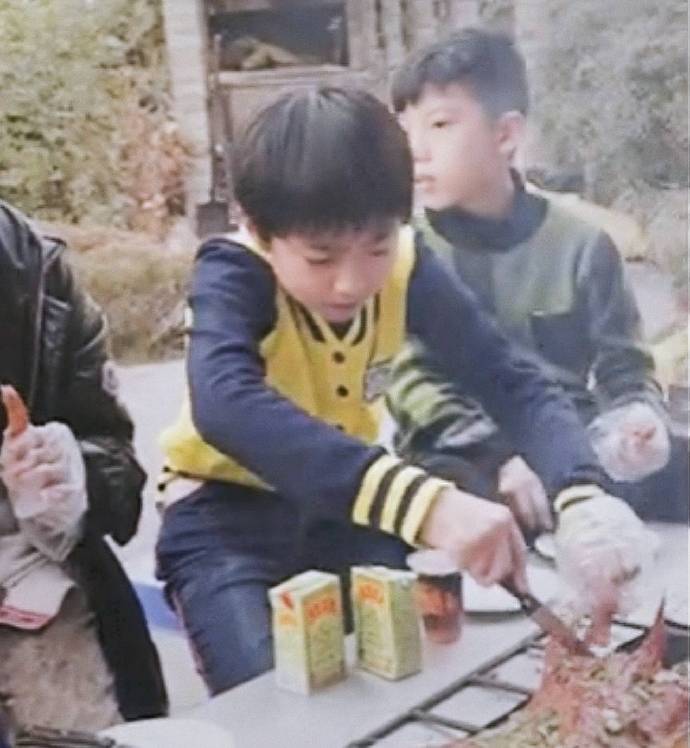 Cậu bé Vương Tuấn Khải với tư thế cắt đồ có chút ngượng tay. Tuy nhiên, trông bé vẫn rất đảm đang, đáng yêu.