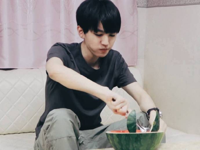 Lớn lên thì thế cắt đồ của Vương Tuấn Khải vẫn không đổi. Nhưng trong hình này thì thay dao bằng muỗng. Vương Tuấn Khải vẫn 'đáng yêu lạc lối'.