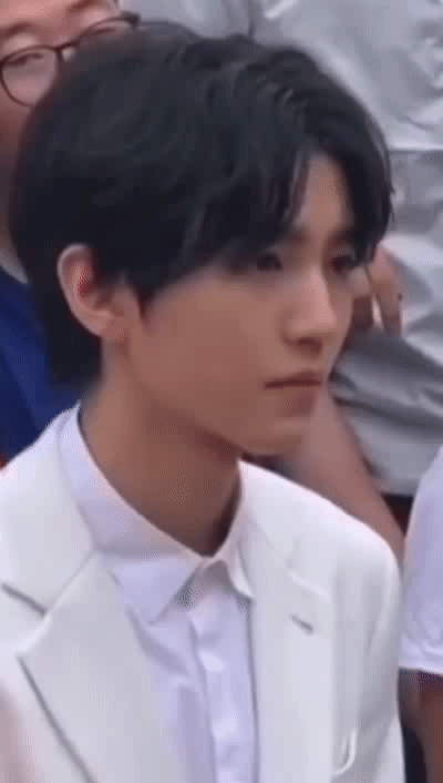 Lớn lên thì các nét đẹp vẫn giữ nguyên. Cách liếc nhìn của anh chàng trăm năm vẫn vậy.