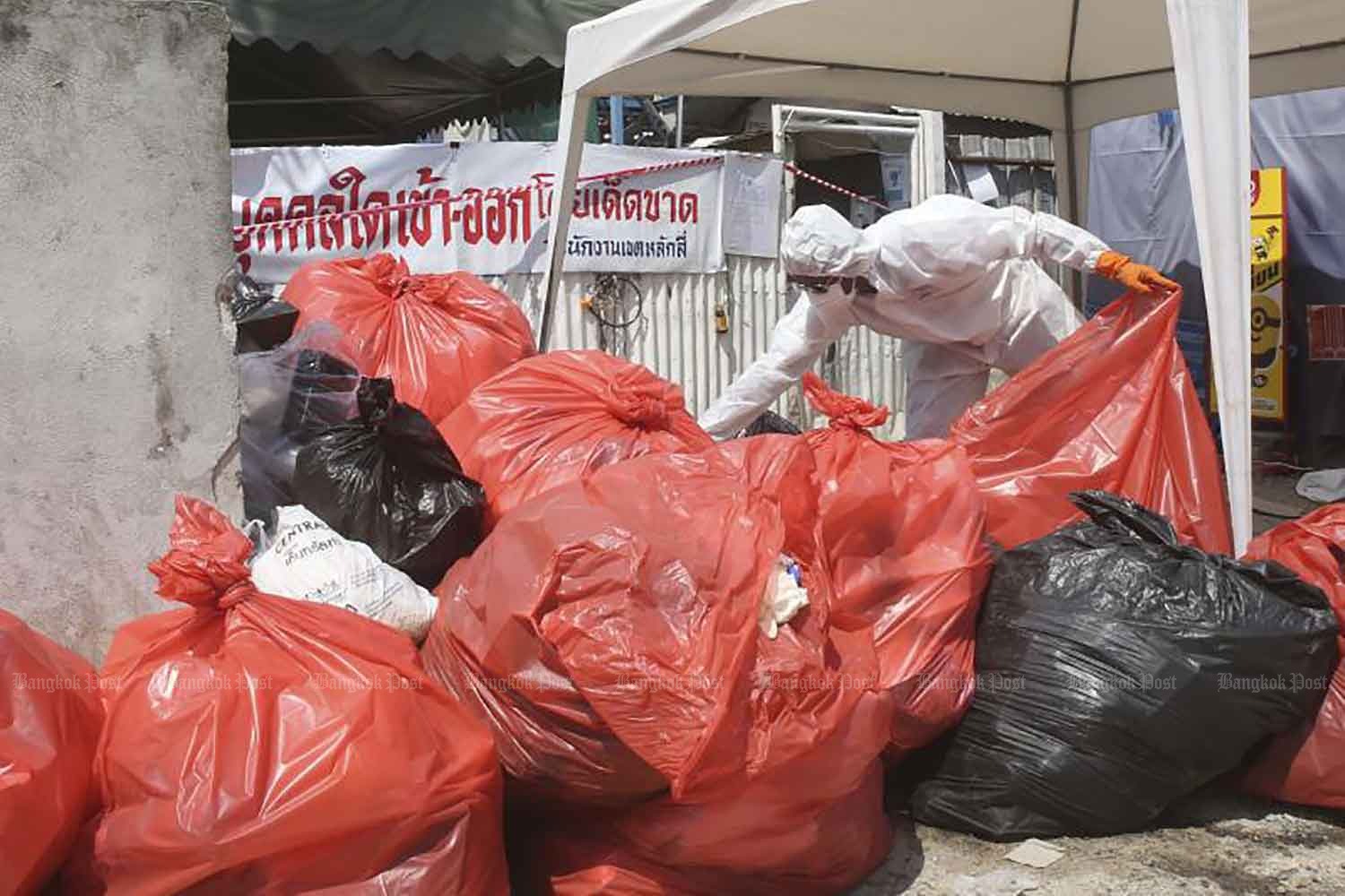 Rác thải chứa Covid-19 chất như núi khắp Thái Lan 1 Rác thải chứa Covid-19 chất như núi khắp Thái Lan 1