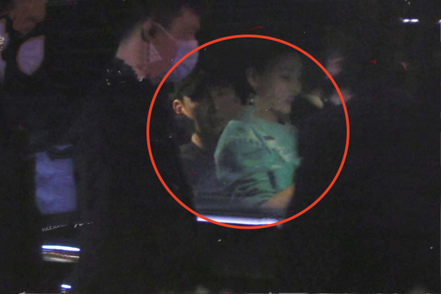 Vu Hiểu Quang bị bắt gặp để gái lạ ngồi lên đùi.