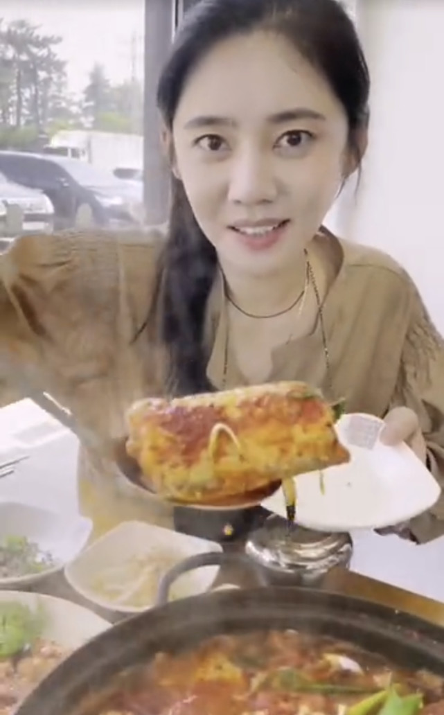 Tay nữ diễn viên đã không còn đeo nhẫn khiến netizen suy đoán cô và Vu Hiểu Quang đã đường ai nấy đi.