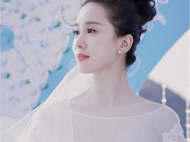 Theo lời Hồ Ca, một cô gái lương thiện như Lưu Thi Thi khi bước chân vào showbiz nhiều thị phi thì quả là đáng tiếc. Theo lời Hồ Ca, một cô gái lương thiện như Lưu Thi Thi khi bước chân vào showbiz nhiều thị phi thì quả là đáng tiếc.