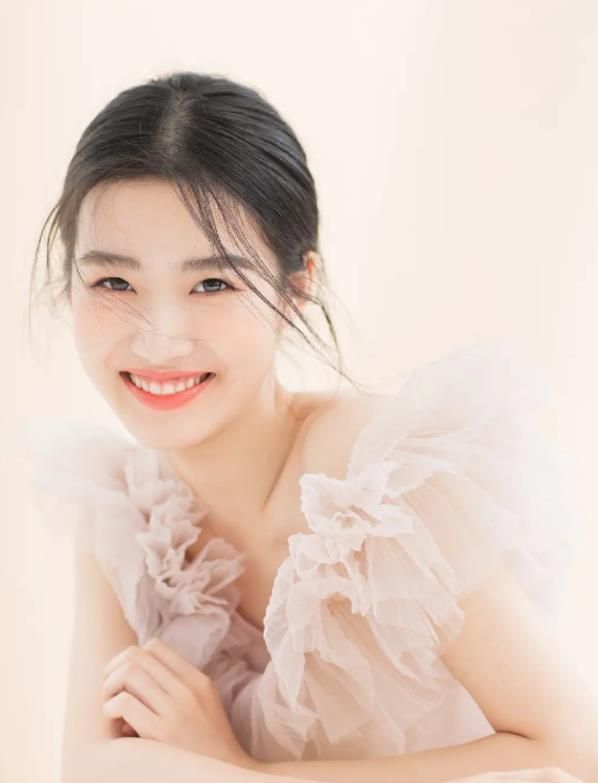 Lư Dục Hiểu cũng vô cùng xinh đẹp, lấn át cả nữ chính Nhậm Mẫn. Lư Dục Hiểu cũng vô cùng xinh đẹp, lấn át cả nữ chính Nhậm Mẫn.