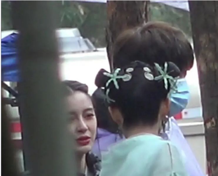 Angela Baby ngáp ngắn ngáp dài ngay trước ống kính người qua đường 3 Angela Baby ngáp ngắn ngáp dài ngay trước ống kính người qua đường 3